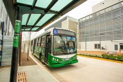 Una unidad de la línea 45 ingresa a la villa 31 y pasa frente al edificio del Ministerio de Educación, en una de las pruebas del nuevo recorrido