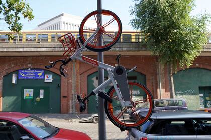 Una unidad de Mobike en Berlín colgada en un poste. Al no necesitar de un punto de retiro, las bicicletas suelen llenar las calles de muchas grandes ciudades del mundo