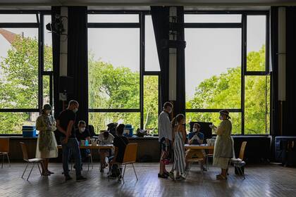 Una unidad de pruebas móvil testea y entrevista a estudiantes de la escuela secundaria Heinz-Berggruen en Berlín, el 13 de agosto de 2020, después de que un compañero de clase contrajo el coronavirus