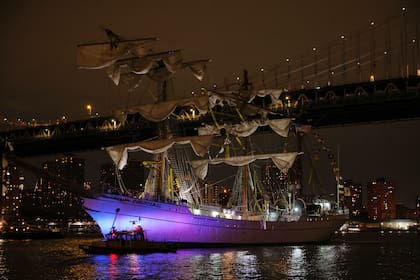 Una unidad portuaria del Departamento de Policía de Nueva York pasa frente al Cuauhtémoc, un buque escuela de la Armada Mexicana, que se encuentra varado cerca del puente de Manhattan después de chocar con el puente de Brooklyn, el sábado 17 de mayo de 2025, en Nueva York
