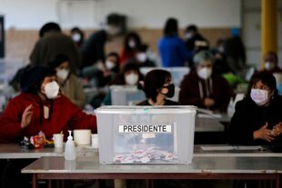 Una urna se ve durante las elecciones primarias presidenciales en Santiago.