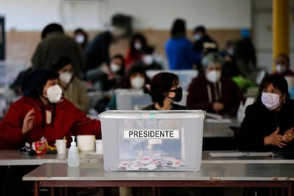 Una urna se ve durante las elecciones primarias presidenciales en Santiago.