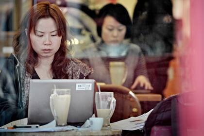 Una usuaria de Internet en un bar ubicado en Shangai. Los empleados de compañías y organismos gubernamentales evitan las conexiones públicas y extreman sus cuidados cuando viajan a China o Rusia