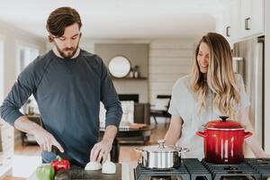 Una usuaria de YouTube llamada Brittany Scott ideó una curiosa estrategia para evitar que el ácido de la cebolla irrite los ojos.