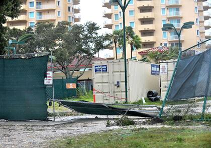 Una valla de construcción derribada yace en la calle cuando el huracán Ian se acerca con fuertes vientos y lluvia el 28 de septiembre de 2022 en St. Petersburg, Florida. Gerardo Mora/Getty Images/AFP