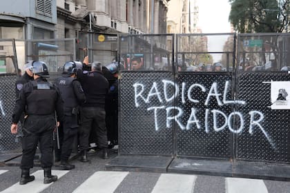 Una valla de custodia al Congreso pintada este miércoles por los manifestantes