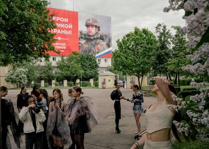 Una valla publicitaria de las Fuerzas Armadas rusas en Moscú, el 20 de mayo de 2023. El presidente ruso Vladimir Putin siempre ha utilizado la guerra, desde Chechenia hasta Ucrania, pasando por Georgia, para unir a los rusos en los mitos simplistas del nacionalismo y llevarlos a la conclusión simplista de que su gobierno cada vez más represivo es tan esencial que debe ser eterno.