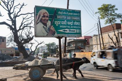 Una valla publicitaria que promociona a la francotiradora profesional Chandro Tomar, de 89 años, cerca de su casa en el pueblo de Johri, la India, 14 de febrero de 2021