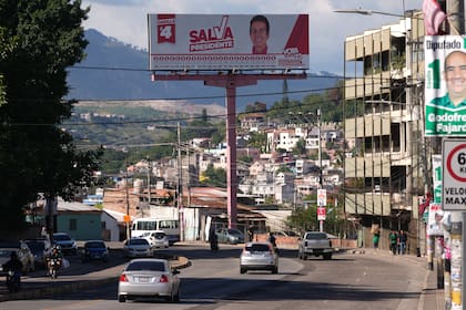 Una valla publicitaria que promociona al candidato presidencial Salvador Nasralla, del Partido Liberal, se encuentra en Tegucigalpa, Honduras, el jueves 27 de noviembre de 2025, antes de las elecciones generales. (Foto AP/Moisés Castillo)