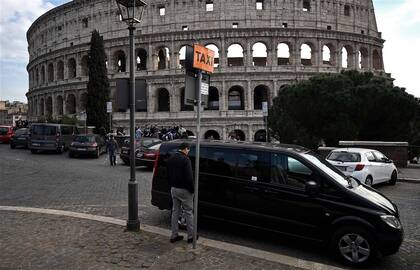 Una van se estacionó ayer en la parada de taxis del Coliseo