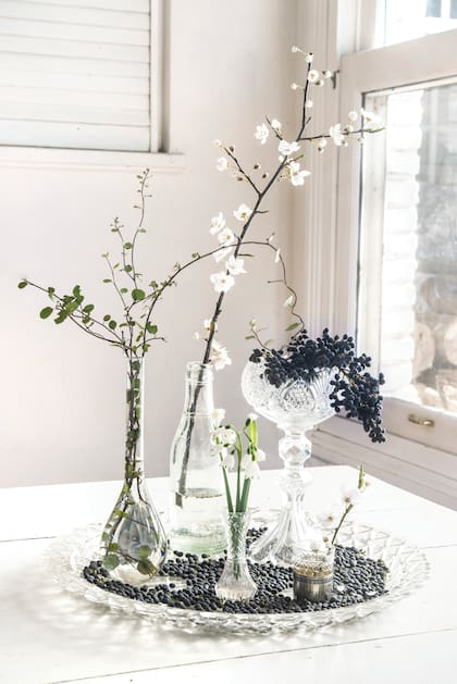 Una variante de este arreglo puede ser con recipientes que no son floreros, de igual modo puede crearse un diseño diferente y original.