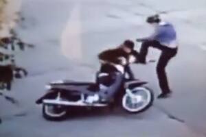 Una vecina de Banfield sufrió un robo mientras esperaba el colectivo, el ladró se cayó de la moto y le propinaron una golpiza