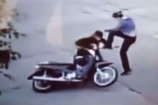 Un motochorro le robó una mujer, se cayó durante la huida y recibió una golpiza