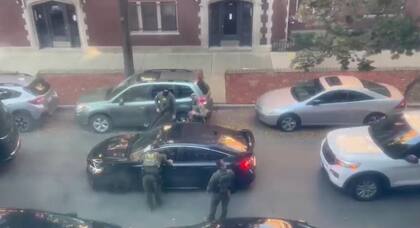 Una vecina filmó el momento en que agentes de inmigración detienen un auto a las afuera de la iglesia