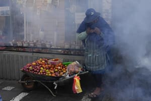 Sin dólares, se desvanece el “milagro económico” de Bolivia