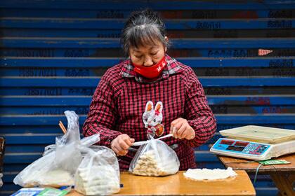 Una vendedora prepara un pedido en un mercado local de Wuhan, en la provincia central china de Hubei, el 23 de enero de 2023.