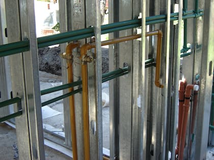 Una ventaja de la construcción en seco es que las cañerías se pasan entre la estructura.