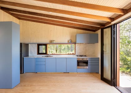 Los clásicos azules mediterráneos se fueron suavizando hasta llegar a esta delicada versión que acentúa la base neutra y aporta elegancia al interior.