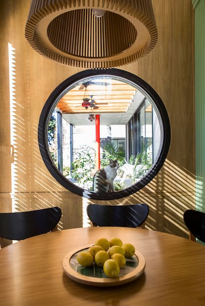 Una ventana circular con vistas a la galería.