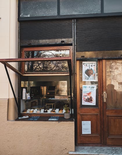 Una ventana de madera antigua fue el espacio perfecto para inaugurar el primer local al paso.