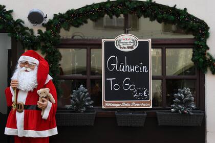 Una ventana de un restaurante cerrado está decorada para Navidad en la ciudad de Rosenheim, en el sur de Alemania, el 7 de diciembre de 2020, en medio de la pandemia del nuevo coronavirus