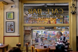 Donde el café con leche le gana al flat white: el mapa de los bares de barrio de Buenos Aires