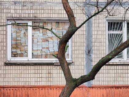 Una ventana tapiada con libros en el barrio de Voskresenka de Kiev, Ucrania, el jueves 3 de marzo de 2022. 