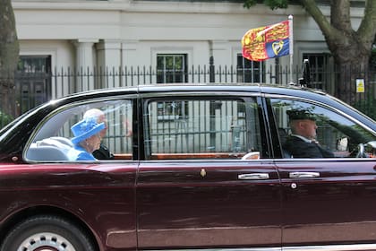 Una verdadera "bestia" para el traslado de la reina y toda la familia real