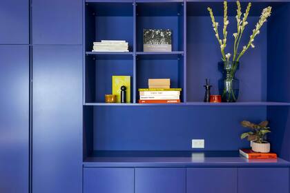 Una verdadera “cajita azul” que integra lo práctico con lo personal y le da identidad al espacio