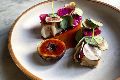 Una versión alternativa de niños envueltos: lechoncito con repollo encurtido e higos.