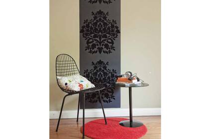 Una versión de la ya clásica silla Bertoia puede utilizarse para armar un rincón diferente, ya sea para leer, hablar por teléfono o completar un espacio libre de tu hogar