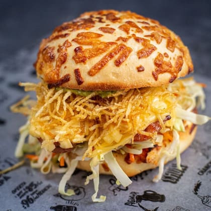 Una versión del choripán con pan de queso, en Chori