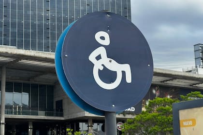 Una veterana detectó fallas en el sistema de estacionamiento para discapacitados en el aeroperto de Orlando