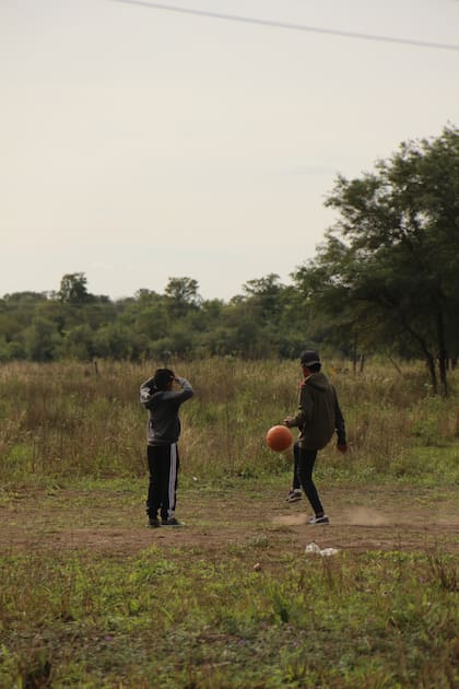 Una vez a la semana, el seleccionado de Monte Adentro se reúne para entrenar