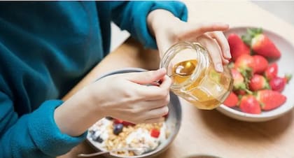 Una vez abierto un frasco de miel, su superficie está expuesta regularmente al aire; sumergir en él cucharas lamidas incorporará bacterias y humedad