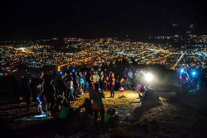 Una vez al mes, después de la luna llena, el Municipio de La Falda invita y coordina la subida al Cerro La Banderita