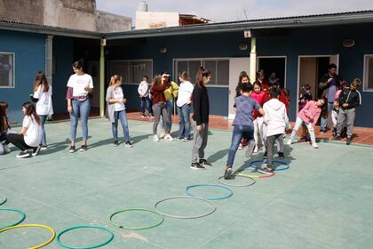 Una vez al mes, voluntarios y organizadores visitan distintos centros vecinales de asentamientos de bajos recursos.