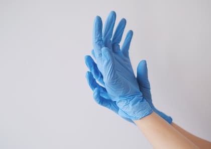 Una vez aplicada la mezcla en las manos, se deben colocar guantes de plástico o film para mantener la mascarilla