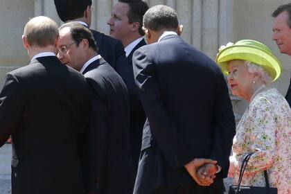 Una vez concluida la foto oficial, Putin se retira con su par francés, Hollande, mientras Obama lo hace con la reina Isabel II de Inglaterra