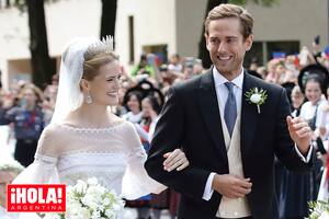 Una vez convertidos en marido y mujer, la princesa María Carolina y Leopoldo Maduro Vollmer recorrieron a pie las calles, saludando a la gente que se acercó a desearles lo mejor