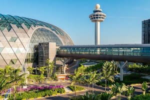 Jardín de mariposas, cines y cascadas gigantes: así es el aeropuerto que parece una ciudad del futuro