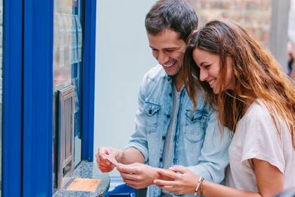 Una vez en la oficina de la lotería, la pareja entregó el boleto y, tras la verificación, recibieron el premio de US$1 millón