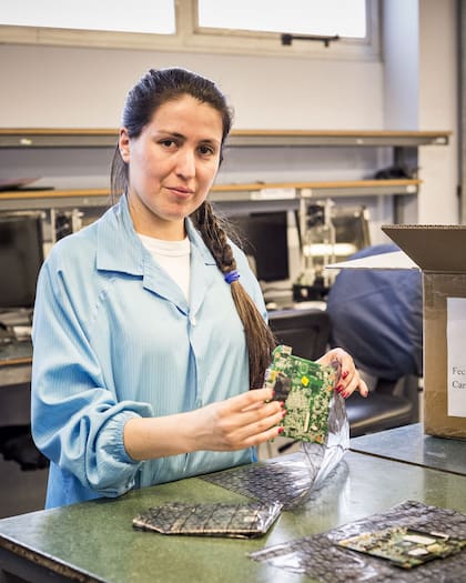 Una vez finalizado el control, las placas se empacan a mano.