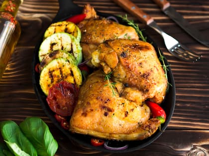 Una vez frío, se debe colocar el pollo en un recipiente hermético apto para congelador