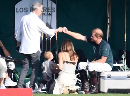 Una vez fuera del campo de juego, el príncipe Harry compartió con Katharine McPhee, David Foster y Rennie, el hijo del matrimonio de artistas musicales (Crédito: Daily Mail)