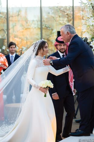 Una vez intercambiadas las alianzas, el Rey fue el primero en saludar a los recién casados.