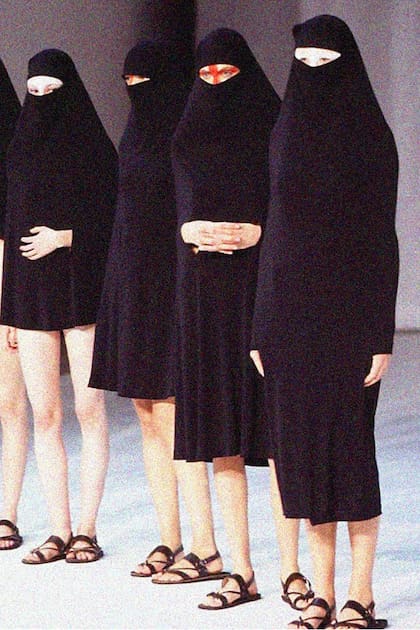 Una vez más, el diseñador Hussein Chalayan sorprendió, en 1998, poniendo en manifiesto la realidad de las mujeres musulmanas