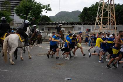 Una vez más, en la entrada al estadio: hinchas de Boca son castigados por la policía; en varios casos, su actitud era pacífica y ordenada.