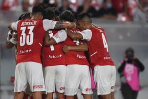 Una vez más, le costó a Independiente quebrar a un rival, pero una vez que cayó la resistencia del débil General Caballero, el Rojo consiguió con buen margen sus primeros tres puntos por la Copa Sudamericana.
Gol de Independiente