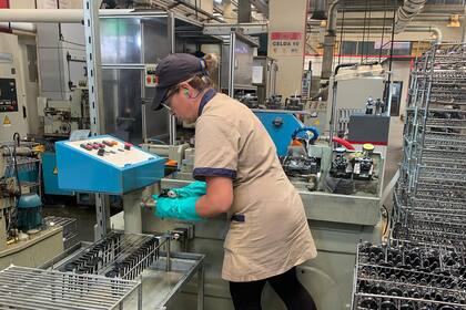 Una vez otorgado, el certificado permitirá que los laboratorios puedan elaborar o importar series de productos que serán intervenidas y controladas oficialmente. No obstante, esas series solo podrán ser comercializadas una vez que se emita el correspondiente Certificado de Uso y Comercialización (CUC)